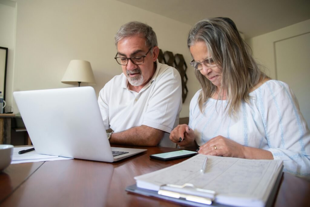 Couple de plus de 55 ans étudiant l'ouverture d'un PER en 2026 avec un conseiller indépendant en investissements à Ramonville-Saint-Agne